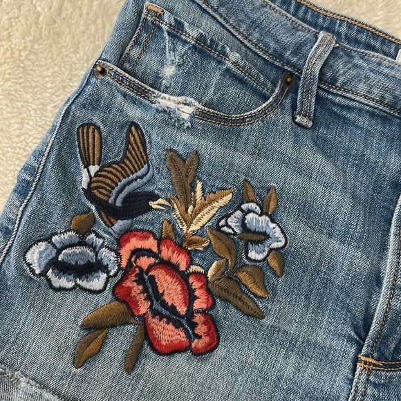 A&F Women's‎ High Waist Boho Cottagecore Embroidered Mini Cuff Jean Shorts 6 - Picture 3 of 9